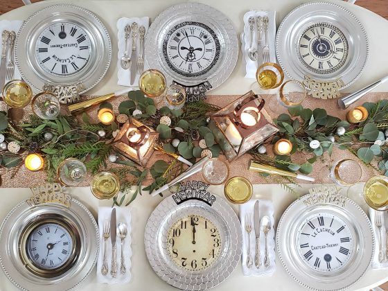 Fun clock plates, glittery details, candlelight and mixed metals at this New Year’s Eve table provide guests with a dreamy start to the new year.